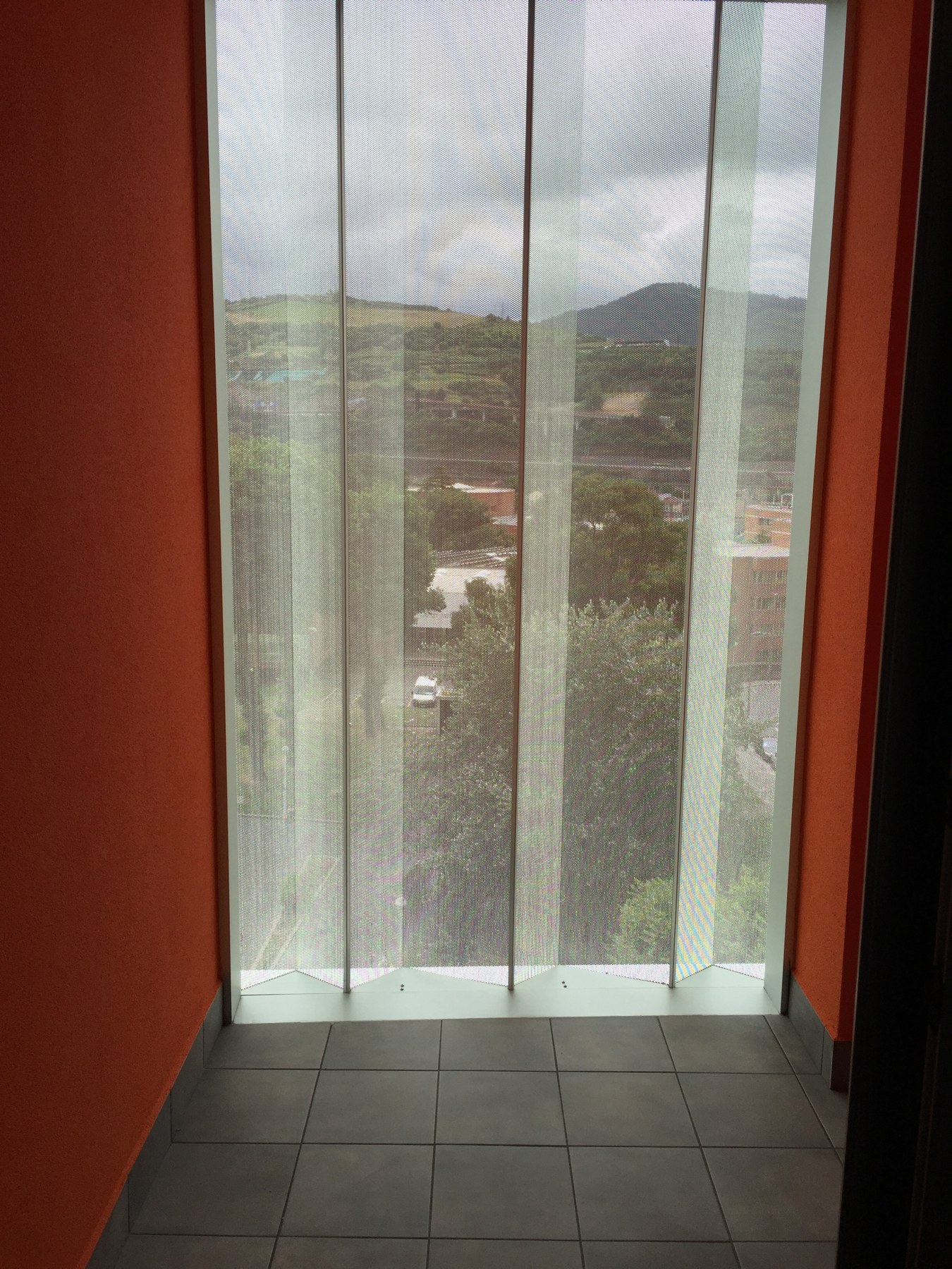 Luz y vistas a través de la chapa perforada y plegada