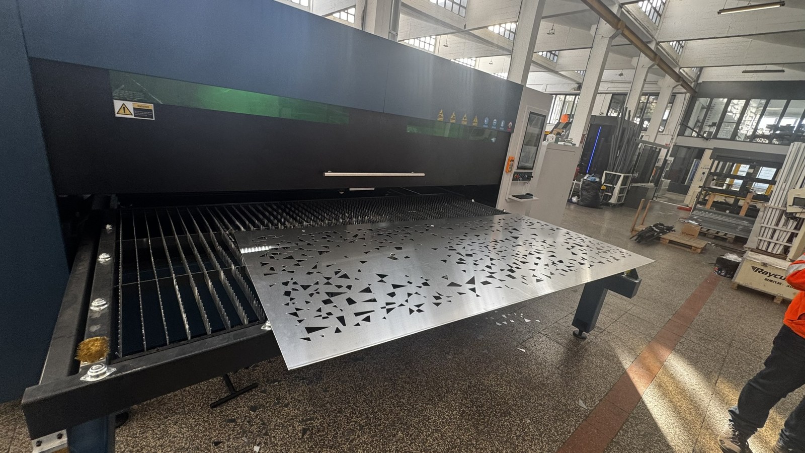 Corte láser de paneles en la fábrica de Industrias JL