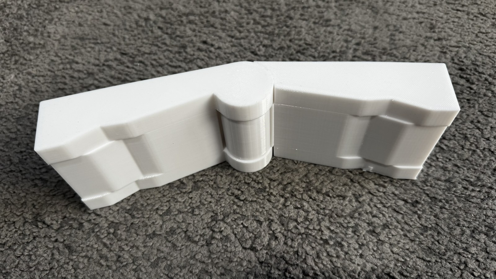 Pieza blanca de impresión 3D con encuentro angular